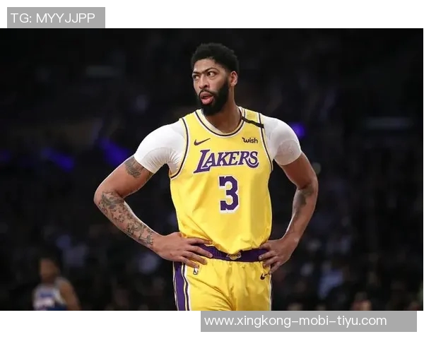 戴维斯攻防两端表现出色15投9中砍下26分12篮板5封盖压制火箭队